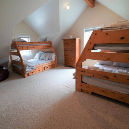 Upper bunk room has two twin-over-full bunks so everyone can have a bed.