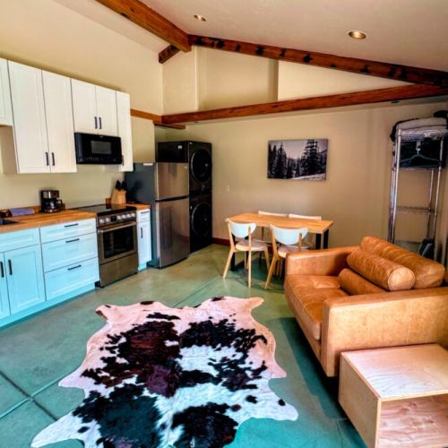 The master studio comes with a king bed, two twins, and an en suite bathroom, as well as a private kitchenette, sitting area, and a set of laundry machines.