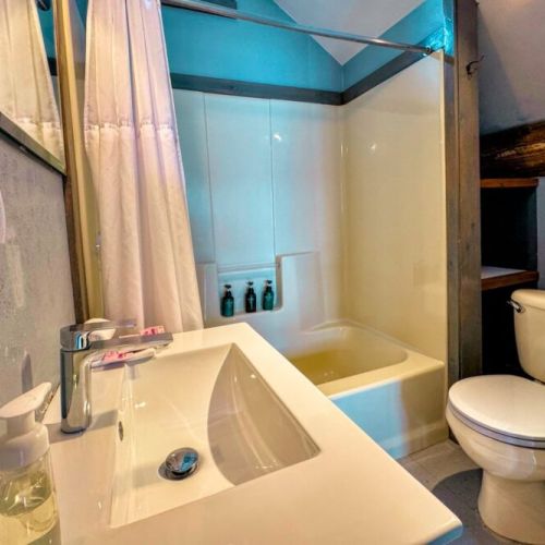 The upstairs bedrooms share a bathroom with a shower/tub combo.
