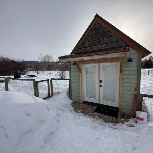 Make use of the cottage, which doubles as a perfect work space or an ideal space to store your gear.