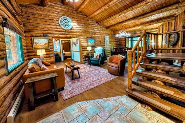 Rustic Log Home w/Bonus Loft Apartment