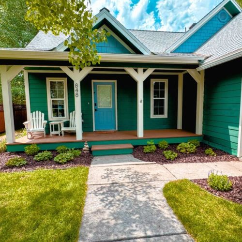 This charming mountain home is ideal for all groups — families, couples, and more!