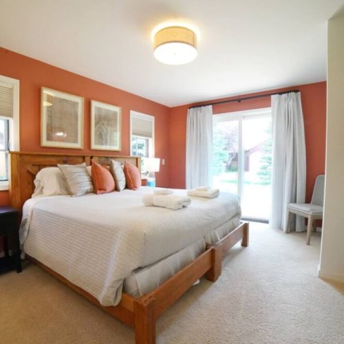 The master bedroom features a king bed (which can be pulled apart and reconfigured into 2 twin beds), as well as an en suite bath.