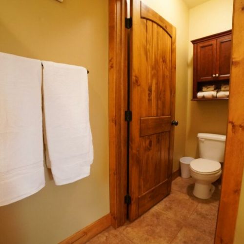 The en suite bath's toilet has its own door for privacy.