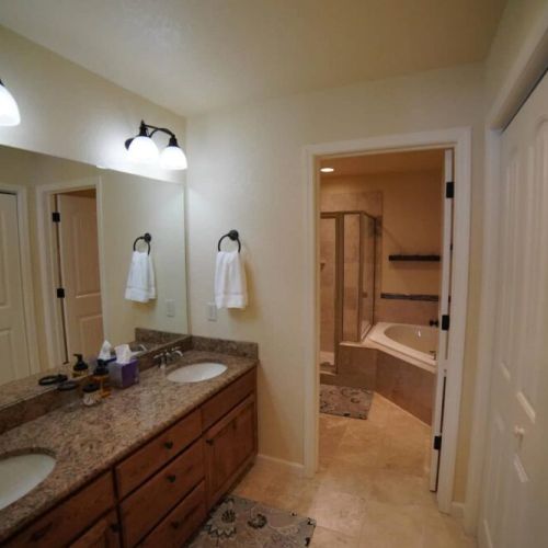 2 room master bath has sinks in the entry.