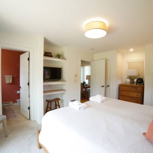 The master bedroom features a king bed (which can be pulled apart and reconfigured into 2 twin beds), as well as an en suite bath.