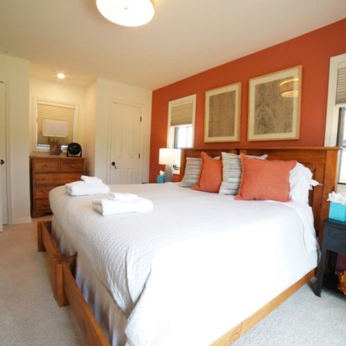 The master bedroom features a king bed (which can be pulled apart and reconfigured into 2 twin beds), as well as an en suite bath.