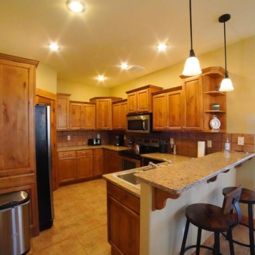 This well-appointed kitchen is perfect for meal prep.
