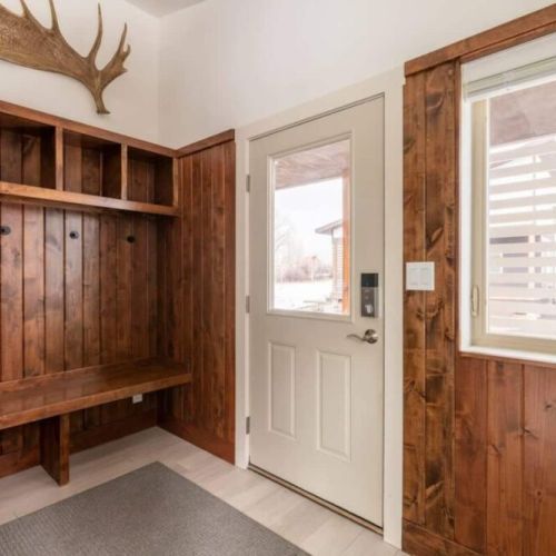 Store your coats, shoes, or other gear using the hooks and cubbies near the front door.