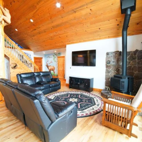 With a group-friendly open layout, this home provides the ideal space to unwind and recharge during your time in Teton Valley.