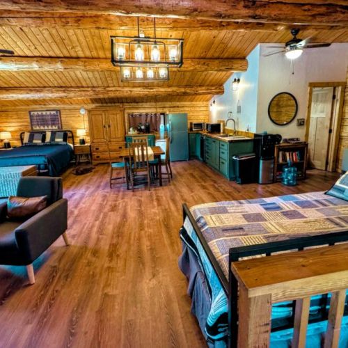 The loft apartment over the garage is ideal for those who need a little additional privacy during their stay. Complete with its own kitchen, bathroom, and laundry facilities, you'll find everything you need here to enjoy a comfortable stay.