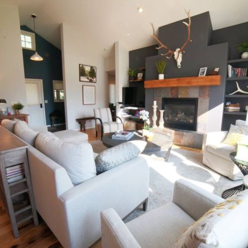 With a group-friendly open layout, this home provides the ideal space to unwind and recharge during your time in Teton Valley.