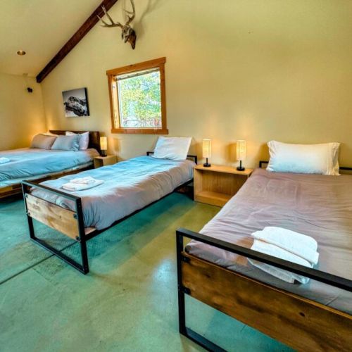 The master studio comes with a king bed, two twins, and an en suite bathroom, as well as a private kitchenette, sitting area, and a set of laundry machines.