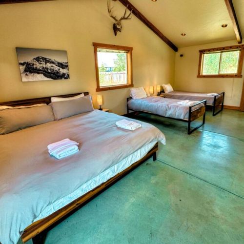 The master studio comes with a king bed, two twins, and an en suite bathroom, as well as a private kitchenette, sitting area, and a set of laundry machines.