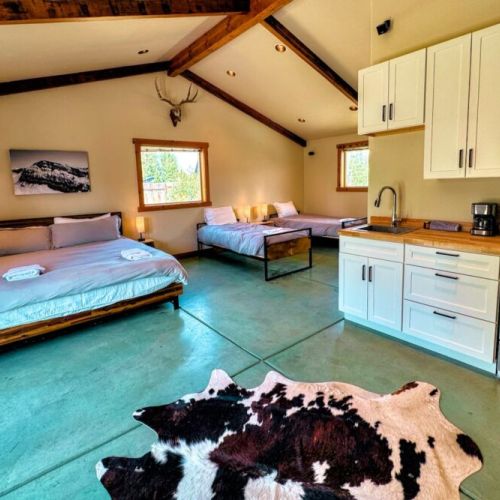 The master studio comes with a king bed, two twins, and an en suite bathroom, as well as a private kitchenette, sitting area, and a set of laundry machines.