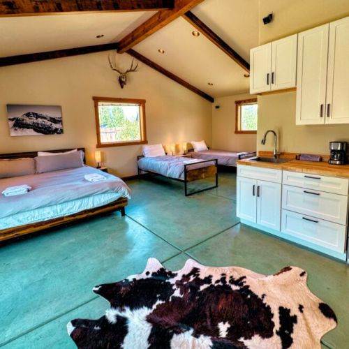 The master studio comes with a king bed, two twins, and an en suite bathroom, as well as a private kitchenette, sitting area, and a set of laundry machines.