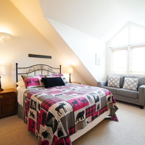Bedroom #2 enjoys a queen bed and an en suite bath.