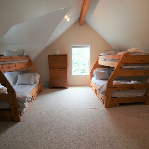 Upper bunk room has two twin-over-full bunks so everyone can have a bed.