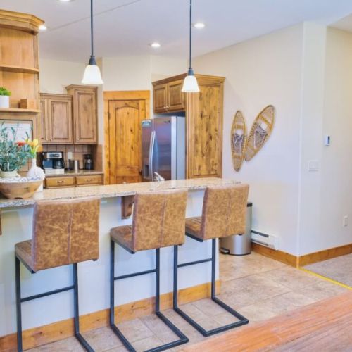 Pull up a stool to the kitchen bar to work, drink, chat, or relax.
